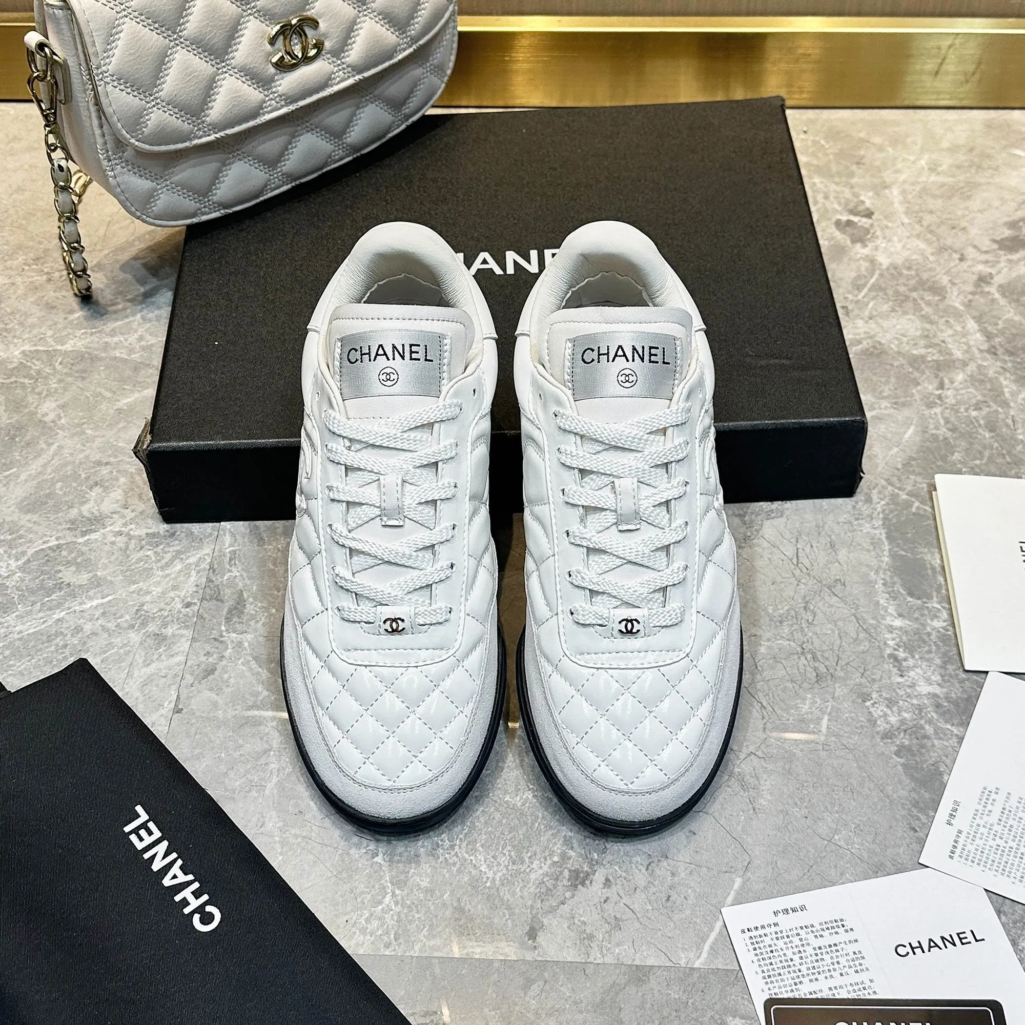👟👟Ex-factory price 560👟👟 Chanel Chanel - 2024 counter top casual sports shoes This classic design; the upper is electro-embroidered with a variety of techniques; the outsole is fashionable and sporty; it is unusual to incorporate a variety of color matching elements... The diversified mix and match is very beautiful and versatile, casual, fashionable, sports and outdoor can be taken into account... ꫛꫀꪝ Go➫ Material: ❶Upper is made of: Original imported mixed-breed sheep ❷Inside made of: original imported breathable sheepskin ❸Outsole based on: original TPU outsole Full set of boutique packaging for women 35–41